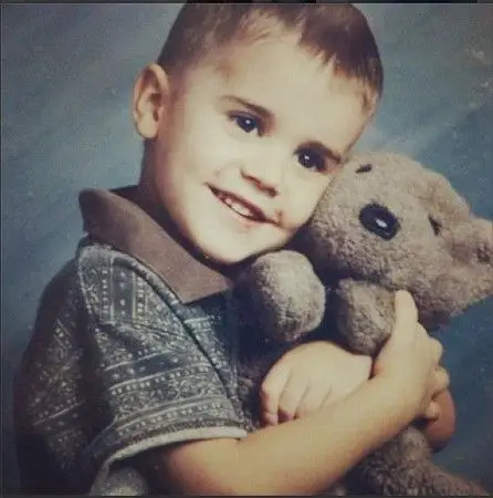 贾斯汀-比伯晒童年照 抱玩具熊天真可爱