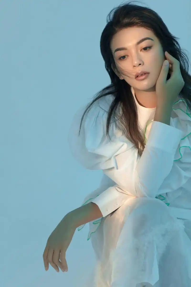 起床听新歌咯,一首新歌不容易 整个世界的玫瑰都不