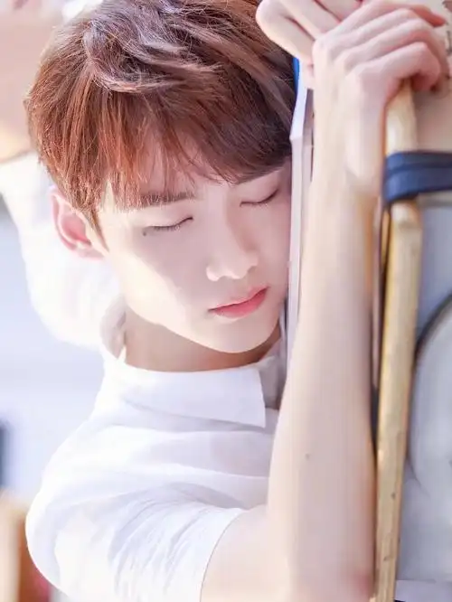 白衬衫的白敬亭很好看但他不可能永远是少年