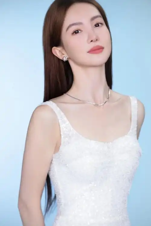 金晨着纯白色礼裙大秀美背曲线曼妙温柔动人