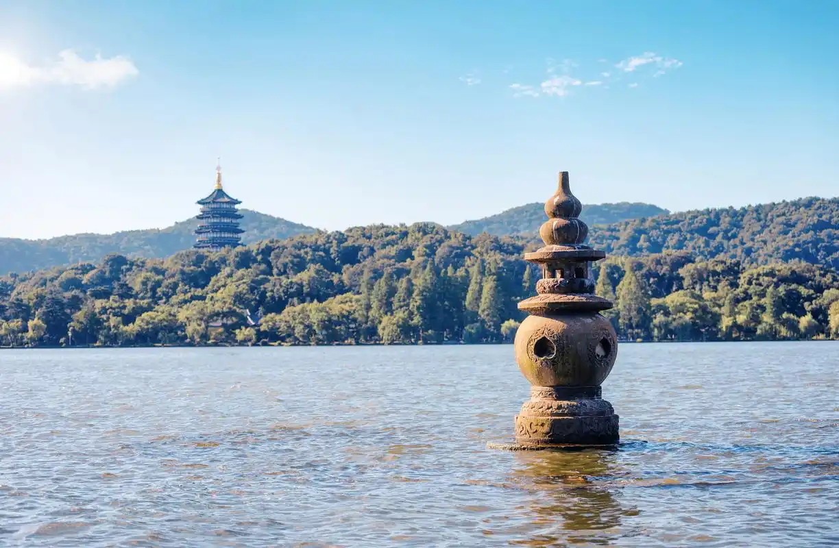 杭州西湖三潭印月:是通过三个潭连成的一个湖泊,这里风景秀丽,水上花