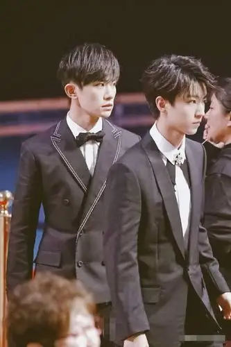 刘昊然"截胡"易烊千玺,王俊凯硬站两人中间,最小的放在身边才放心