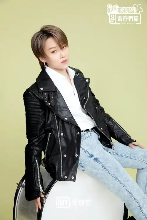 刘雨昕夹克风酷飒写真图片