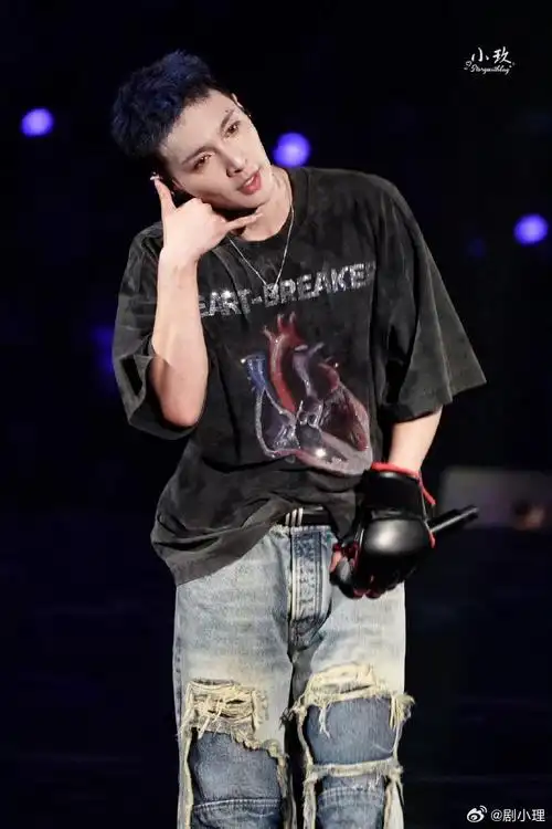 张艺兴演唱会寸头 看着还挺舒服的