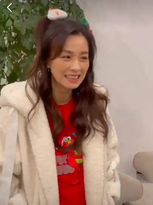 无美颜滤镜的张庭,没之前的显年轻,但这状态比董洁还是好很多啊_感觉