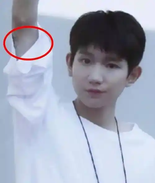 tfboys纹身,王源胳膊一大片,千玺在手腕上,俊凯藏得最深