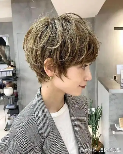短发,当属"时髦色 纹理烫"最流行,显脸小又显气质|发型|卷发|烫发