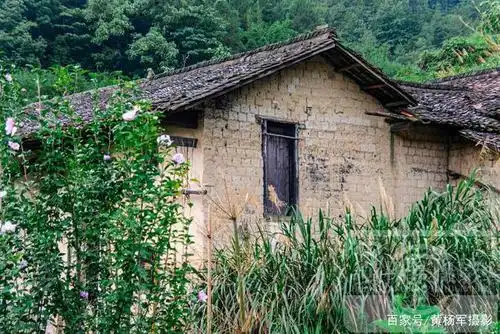 赣州于都县禾溪村的老屋,大山里的赣南乡村,夏日农村景象很熟悉