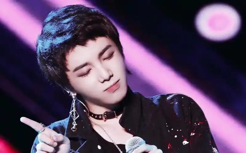 华晨宇舞台上的魅力 五光十色的诱惑(6)_唯美图片