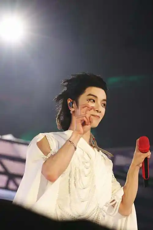 华晨宇《神树》演唱会live曝光 震撼直击白衣出场名场面_火星_舞台