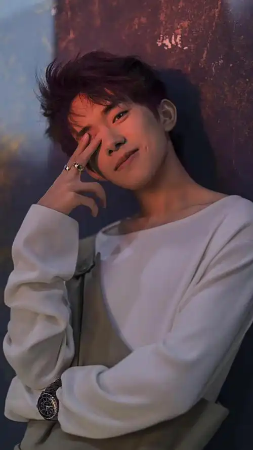 休闲时尚小鲜肉易烊千玺帅气迷人写真