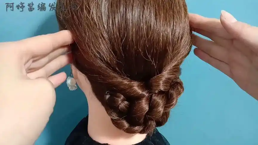 50-60岁妈妈都能扎的气质盘发,款式优雅时尚手法简单,超给力