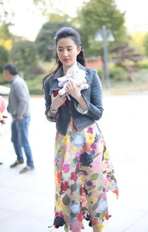 刘亦菲真是靠脸就够了穿难理解的印花裙侧身时曲线感更是抢镜