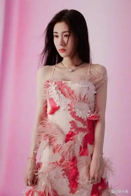 张碧晨的34岁,穿露背吊带裙的她女人味十足,没见过这么美的辣妈