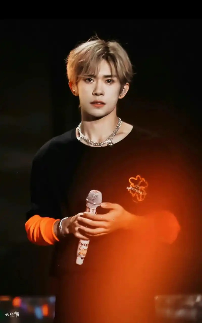 易烊千玺真的长大了,从原来的呆萌可爱到今天的荷尔蒙爆棚