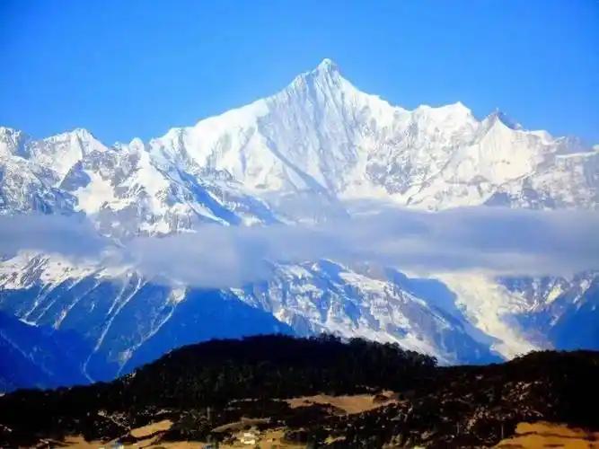 梅里雪山是世界上最美的雪山之一,她的美是神圣的,不可侵犯的,由于