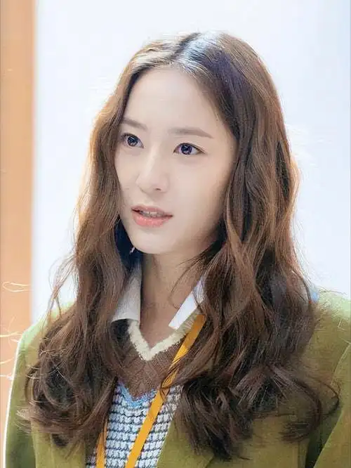 郑秀晶参加活动状态超好,一身白衣打扮惊艳众人!