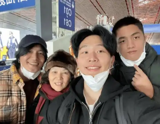 陈坤儿子晒家人合照,身材魁梧皮肤黝黑不像爸,生母至今成谜_陈尊佑