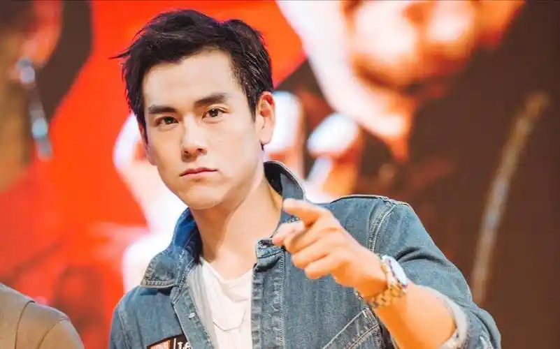 后来彭于晏因拍摄电影《湄公河行动》,"肌肉男"的称号为他