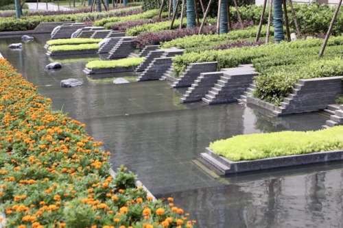 整条的水景中轴连贯起来是根据现状地形,由高至低,随着水景行进,可