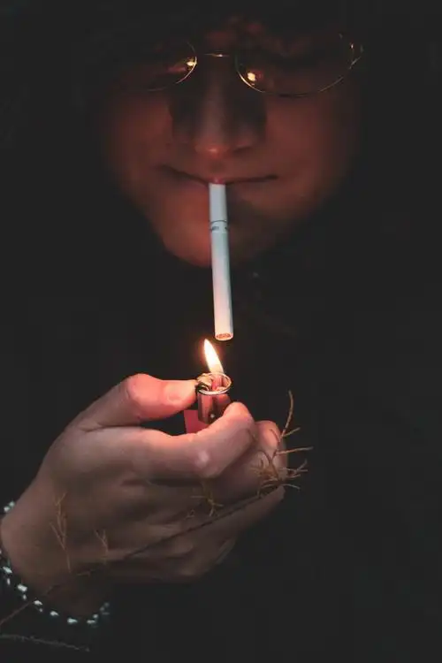 时间:08-04成熟男人抽烟头像图片时间:08-04沧桑男人抽烟照片图片时间