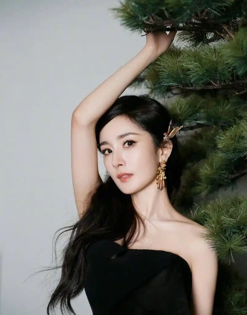 杨幂穿搭大揭秘!独特时尚风格让你惊艳不已!_造型_表演_魅力