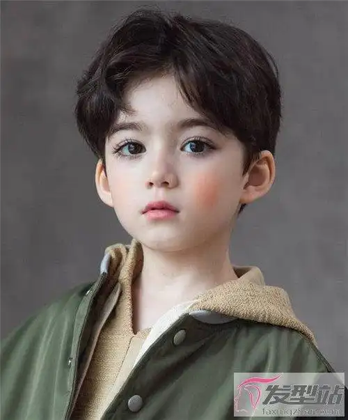 发丝小,发质柔软的男宝,可以留这款稍微带着厚重感的纹理短发,前重