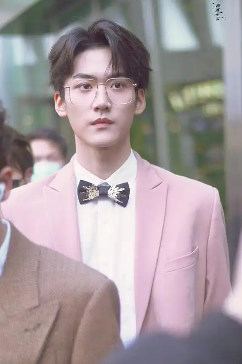 周柯宇粉色西装金丝眼镜黑色领结