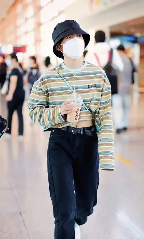 张子枫穿搭真有范,条纹长袖搭牛仔裤清新满满,渔夫帽慵懒又高级_黑色