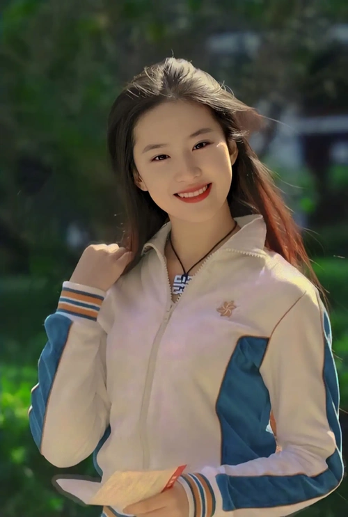 刘亦菲年轻时有多美!穿运动装拍写真像邻家姐姐,皮肤嫩到能掐出水_腾