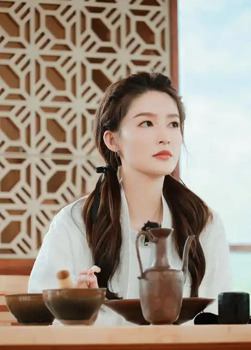 李沁双马尾真的太可了吧,俏皮灵动,少女元气满满