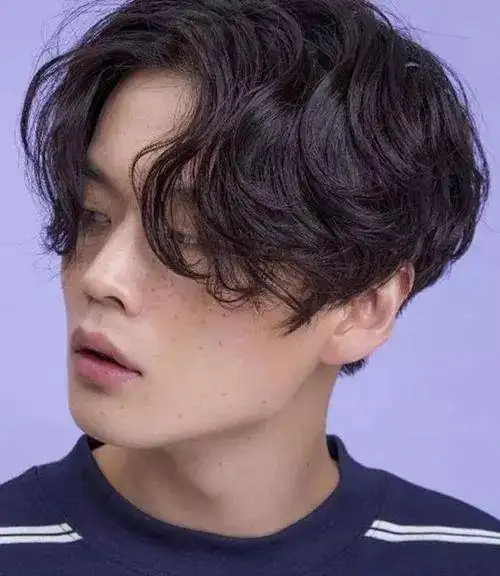 2021年最新潮蓬松男生微烫发型