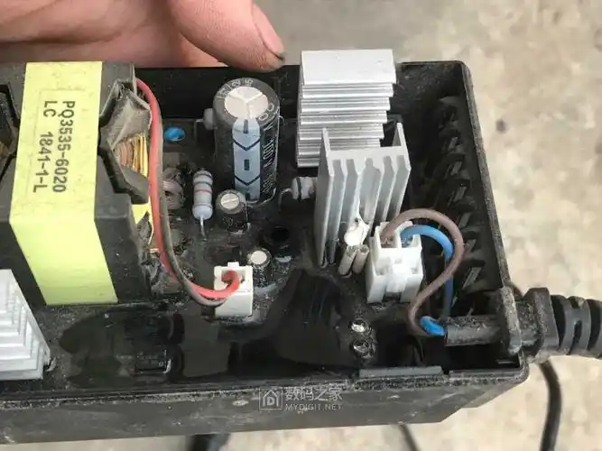 雅迪60v3a和诚版充电器