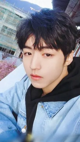 大家一人分享一个王俊凯的自拍top吧