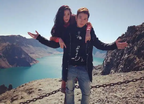 张柏芝公布新恋情,晒与男友亲密照