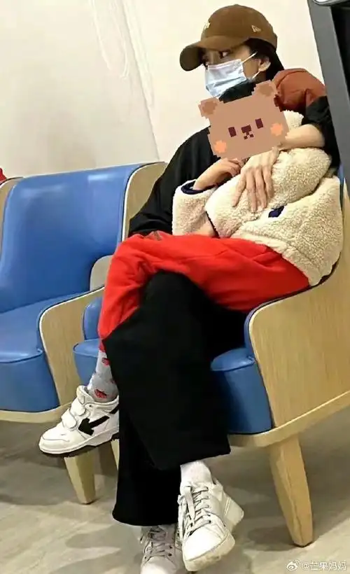 angelababy带小海绵看急诊