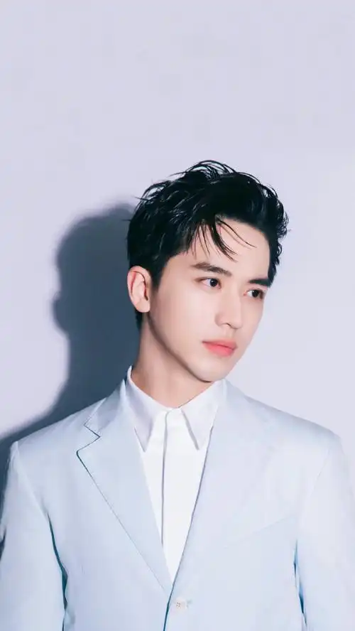 从演员到歌手,每一步都在用热爱浇灌.祝@许魏洲zz28岁生日快乐!