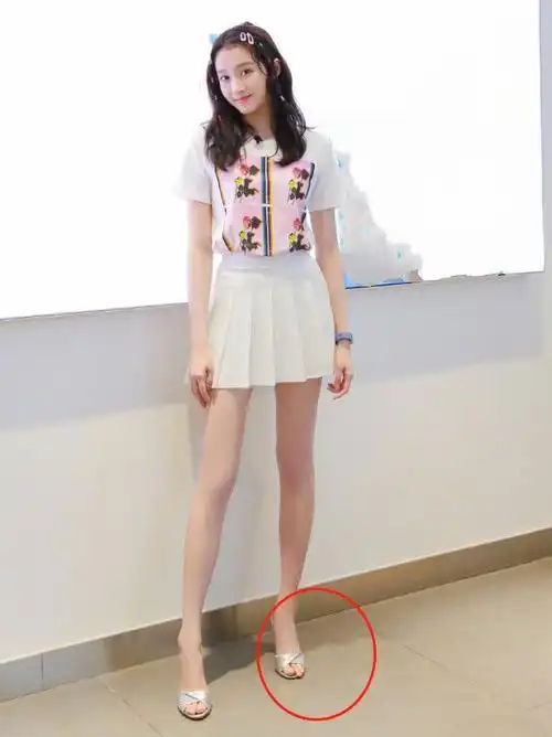 关晓彤又是什么品味脚趾都跑到鞋子外这脚型也长得太别致了