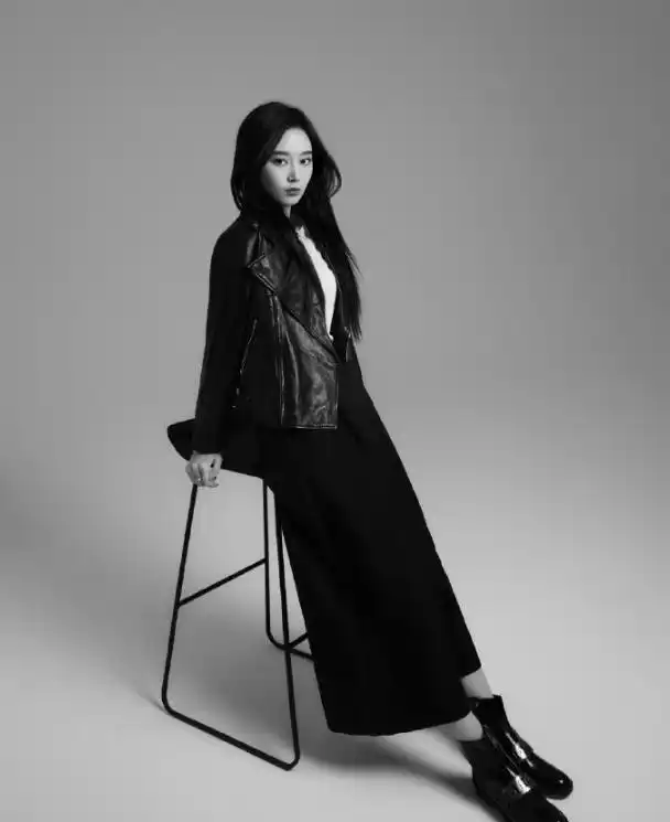 蓝盈莹黑色皮衣搭配阔腿裤,帅气而且时尚,气质得到提升!