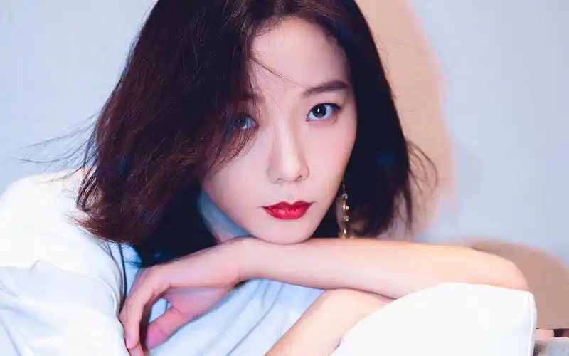 王珞丹干练优雅高清桌面壁纸