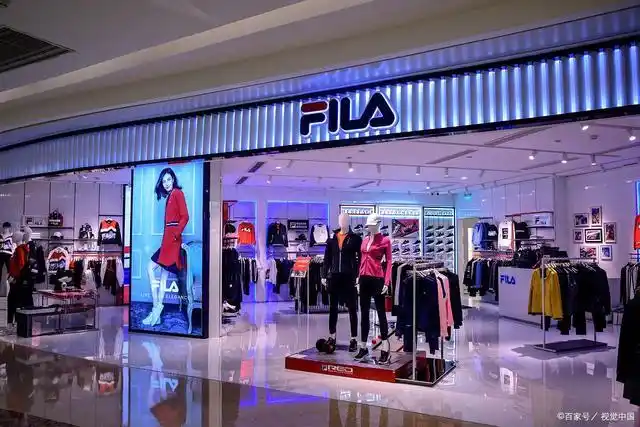 斐乐专卖店门口