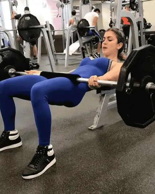 想要翘臀又怕把腿练粗试试这组臀部训练每天3组激活臀部肌肉