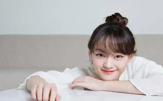 被王俊凯温柔公主抱蒋依依初见她就直夸漂亮她是有多受欢迎