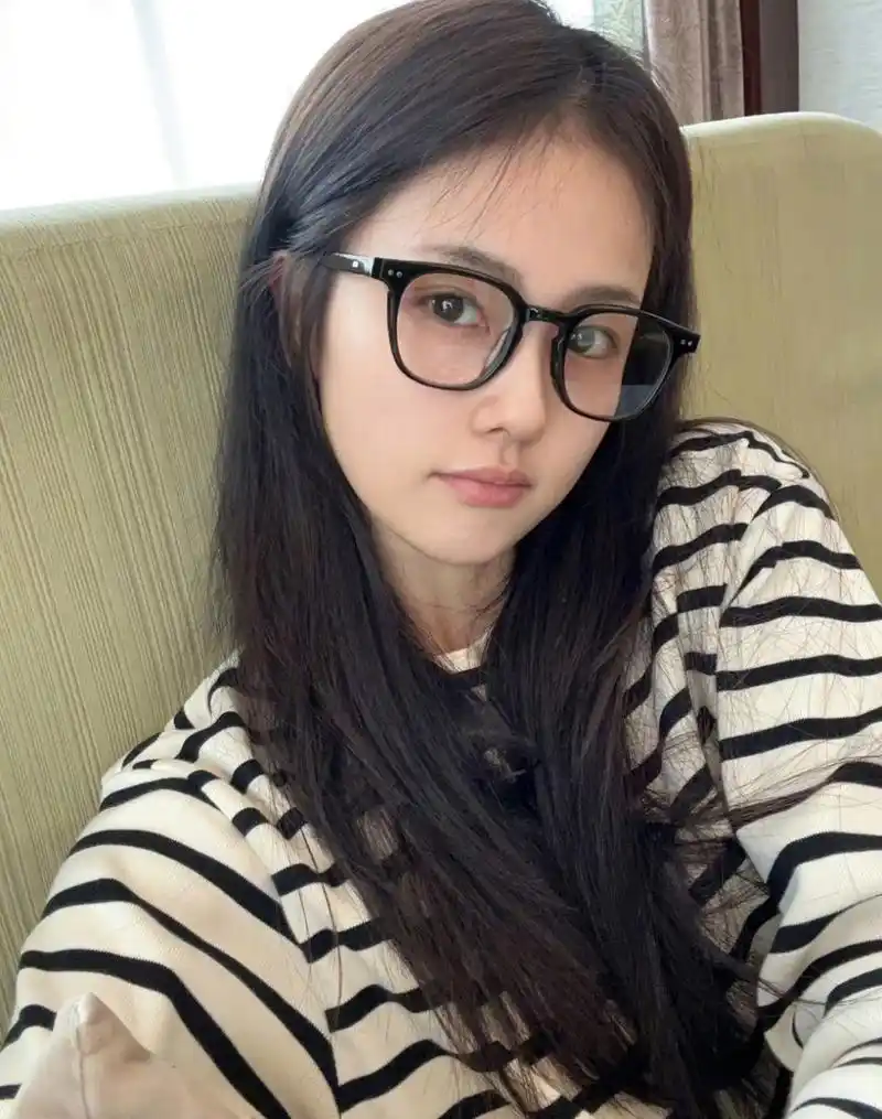 白鹿晒素颜照太减龄,脸上不化妆和小女生一样清新,戴上黑框眼镜更是一