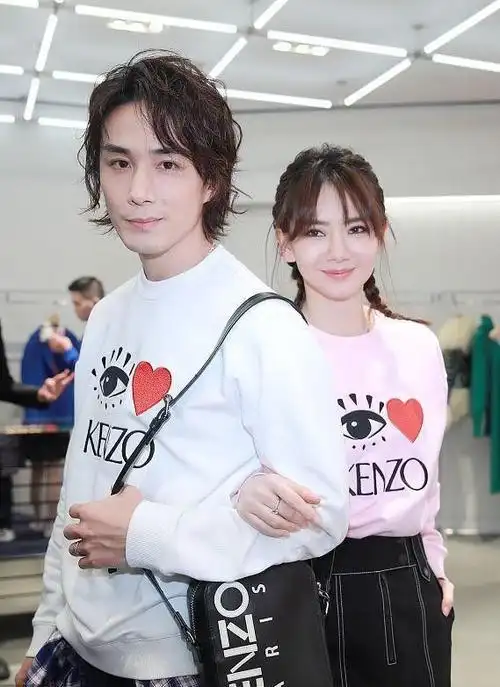 戚薇和李承铉又在穿情侣装,两人看着太般配了,还挺显年轻的|t恤|上衣
