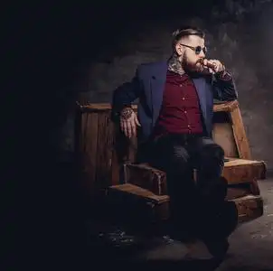 要支香烟胡子的时髦穿着西装吸烟支照片