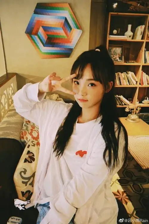 吕小雨[超话]##遇见美好#早安啊 看看哪个小可爱起床了821582