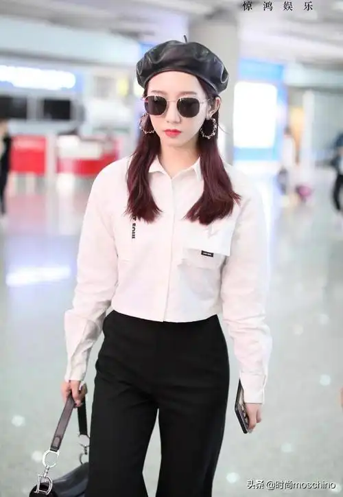 我们先看一下近期孟美岐在机场上面的造型.