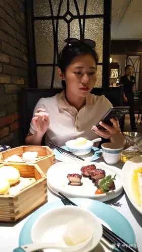 带老妈出来吃饭 她的拍照技术 真的可以把人拍成大熊猫!