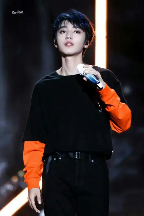 十周年的王俊凯帅得好突出,而且在舞台的样子和在电影里的样子真的好